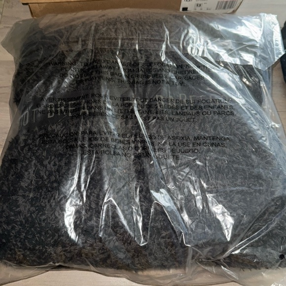 NWT Barefoot Dreams CozyChic Pom-Pom Beanie and Scarf Set in Carbon Black - Picture 5 of 5